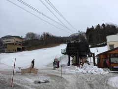 中央ロープウェイ前の中森ゲレンデ、だいぶ麓は雪がなくなっているねえ。この日から春スキーで1日券は4100円に