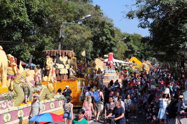 城壁の上からも見ると すごい人混みです<br /><br />フライト時間もあり ホテルへ戻ります