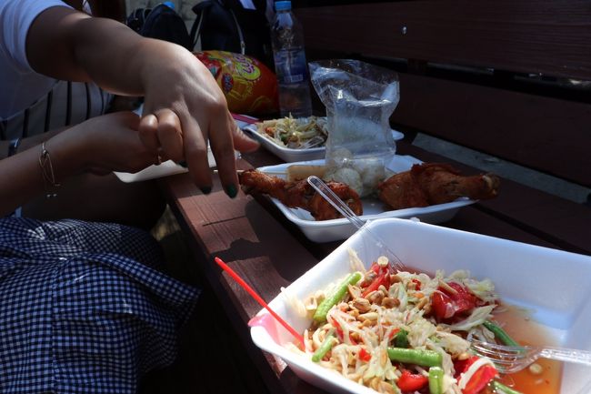 ゴザを借りてきて ソムタム ガイヤーン  <br />色々 会場で  お食事タイム