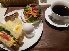沖縄の旅は、伊丹空港から始まりました。
朝早くの便なので、ごはん食べずに友達と待ち合わせ。
空港でモーニングを♪
たまごだらけだったけど・・・おいしかったっ。
ゆっくりごはん食べれました。