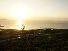 ある休日、夜明け前に起床。
そうだ、朝日を見に行こう♪
あいにくの雲で知念岬よりもニライカナイ橋から見た方が、
とてもキレイでした。
この後２度寝したのは、言うまでもありません（笑）