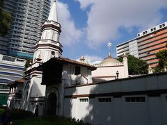 サルタンモスクから少し歩いて、公園の隣にあるモスクに来てみました。こちらのモスクはシンガポールの「ピサの斜塔」と言われています。