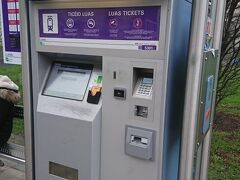 停留所の券売機で切符を買うことができ、クレジットカードも使えます。