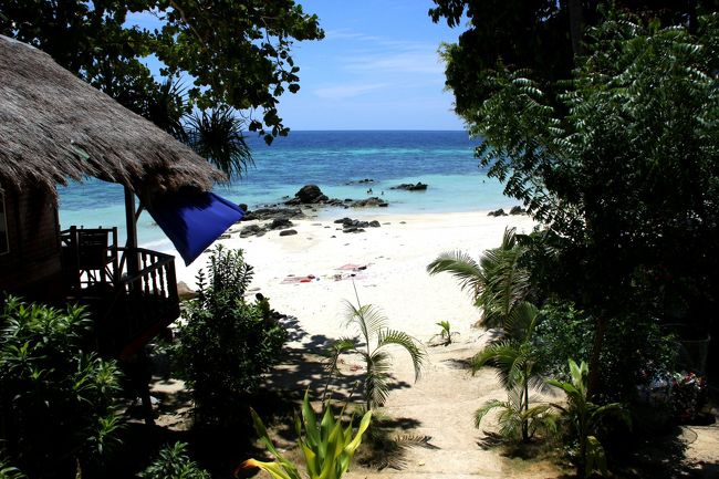 ☆Sanom Beach Resort View @ Koh Lipe Thai<br /><br />Sanom Beach Resortも昨季まではSanom Beach Dive &amp; Resortでしたが<br />ダイビングセンターが閉店したのでDiveがとれ<br />単にSanom Beach Resortになりました。<br />そもそもSanom Beachには部屋数１１のSnom Beach Resortとしかなく<br />Diving Centerが４年前に新規開業したときから<br />最寄りのPattaya Beachからもか隔絶しているのに<br />やっていけるのだろうか？と疑問でしたが<br />やっぱりな・・・・って感じです(^^;)。<br />Snom Beach Resortは敷地の一部を貸していただけなので<br />以前と変わらぬまま営業しています。