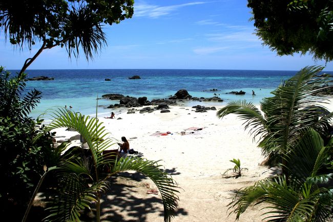 ☆Sanom Beach Resort View @ Koh Lipe Thai<br /><br />Sanom Beach Resort はリペ島で最もプライベートビーチらしいビーチの<br />リゾートです。<br />らしい？？<br />はい、タイのビーチは基本的には国有地ですが<br />Sanom Beach ResortのようにSanom Beach Resortの敷地を通らないと<br />ビーチに行けないので自ずとほぼプライベートビーチになるわけです。<br />海側から船でアクセスし直接上陸すれば問題ありませんが<br />まずそんな人はいないでしょう。<br />Sanom Beach ResortもPattaya Beach側に門はありますが<br />通せんぼはしていないので誰でもビーチに行けます。<br />ただパラソルやチェアーは飲食しないと利用できません。