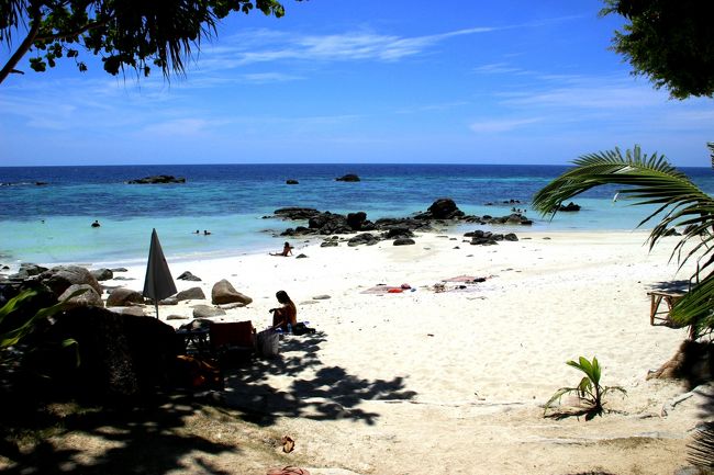 ☆Sanom Beach Resort View @ Koh Lipe Thai<br /><br />Sanom Beach Resort はPattaya Beachの西のどん詰まりから<br />ボードウォークを歩いて８０ｍほどですがハイダウェイ感あふれ素敵です。<br />部屋の設備さえ良ければ泊まってみたいですが<br />なんせホットシャワーと扇風機くらいしかありません。<br />私的にエアコンは我慢できますが冷蔵庫は譲れないです(^^;)。<br />ビーチフロントはこの絶景で２５００B（≒９０００円）なので<br />お手頃なんですが・・・・<br /><br />