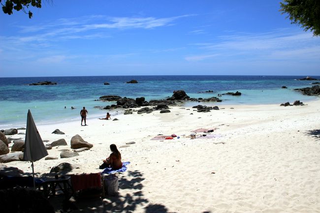 ☆Sanom Beach Resort View @ Koh Lipe Thai<br /><br />Sanom Beachは南向きなので日中はほとんど正面から<br />陽射しを受け写真的には逆光だし露出オーバーになりがち。<br />写真的にはけっこう難しいシチュエーションです(^^;)。
