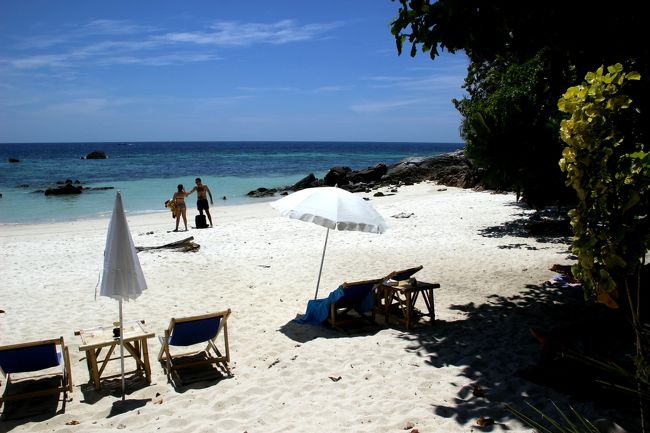 ☆Sanom Beach Resort View @ Koh Lipe Thai<br /><br />ひと昔前のタイのビーチチェアーと言えばこの折り畳み式。<br />懐かしくもありまだまだ現役。<br />移動も楽だし畳めるし値段も安価、<br />一見古臭くさくても良いものは残っていくような気がします。