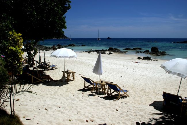 ☆Sanom Beach Resort View @ Koh Lipe Thai<br /><br />この折り畳み式のビーチチェアーはもう３０年前くらい前から<br />原型は変わっていないんじゃないかと思います。<br />オジサンにはとても郷愁を感じるビーチ風景です。<br />