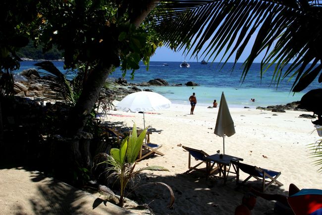 ☆Sanom Beach Resort View @ Koh Lipe Thai<br /><br />ビーチパラソルの他にも木々の程よい日陰があるので<br />焼きたい人も焼きたくない人も良いビーチ。<br />もちろん目の前の海も絶好のスノーケリングスポットです。
