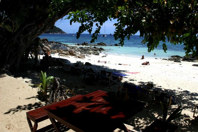 ☆Sanom Beach Resort View @ Koh Lipe Thai<br /><br />Sanom Beach Resortのビール（チャン小）は７０B（≒３６０円）。<br />リペ島のホテル＆レストランでは平均的な値段かな。<br />Mountain Resortの５５Bは最安値かも。<br />でもSnaom Beach Resortは冷蔵庫が無いので<br />安いビールを調達しても冷たいビールは飲めないし<br />値段も気になるけど、いちいち食堂に買いに行くのが面倒かな(^^;)。