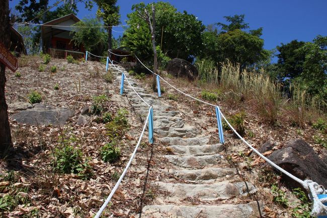 ☆Step to Daya Seaview Banalow @ Koh Lipe Thai<br /><br />Sanom Beach Resortの門（柵）を出てすぐ山側に<br />Sanom Beach Resortの直前に立ち寄った<br />Daya Seaview Bangalowの正面階段があります。<br />この時は左手の小さな看板までは確認していなかったので<br />昨年と同じ『５ Brothers Bangalow』だと思っていました。<br />