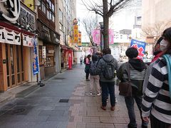 9時45分に店頭到着。
整理券の配布は10時から。

既に十数人が列を作っている。