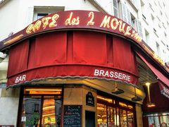 メトロでモンマルトルに向かいました。まずは映画『アメリ』で主人公が働いていたかわいらしいカフェへ。

『カフェ・デ・ドゥ・ムーラン』です。