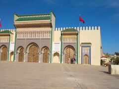 王宮に到着。

かつてのスルタン（君主・国王）の居城で、スルタンの兵士たちが駐屯した場所。現在はモロッコ国王がフェズに滞在するときに使用される。黄金にきらめく正門が華やか。残念ながら観光客は入ることができない。（ガイドブックより）