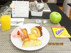 ホテルの朝食。
スペイン人は朝食が軽めで、
チュロスにコーヒーとかで済ませるんだそう。

フルーツが丸ごと置いてあるのが嬉しいです。