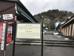 赤べこを乾かしている間に飯盛山へ
250円でエスカレーターあります！
でもここからもう少し左に行くと逆走ですがスロープの道があります