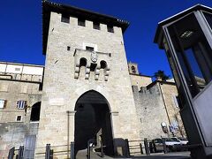 サン・マリノのヘソへの入り口、聖フランチェスコ門(Porta San Francesco)。
前の通りには横断歩道があり、道端にある警察の詰め所に常駐（と書いちゃいましたが夜は知りません）している警察官が、人／車が通るたびにgo/stopの合図を出してました。

