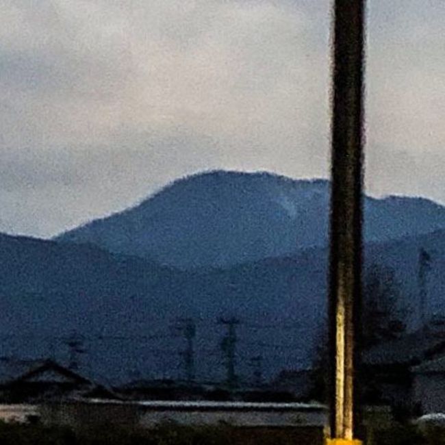 伊吹山を拡大&amp;画像補正してみました。これで残雪がわかるでしょうか？