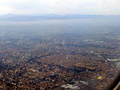 ボローニャの隣町、モーデナ。ここも城郭都市です。奥にはイタリアの背骨、アペニン山脈が見えます。
