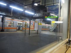 日付変わって豊橋駅。やはりここから乗ってくる人もぼちぼちいますねえ。
そもそも、お金を浮かすならここまで名鉄乗車が一番。株主優待使えば指定席使ってもお釣りが余裕でくるわけですが……。
とはいえ、いつまで運転あるかもわからない「ムーンライトながら」。やっぱし始発駅から乗りたいじゃあありませんか。