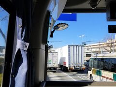 直行便で成田に到着。

モスクワ滞在中ずっと厚い雪空だったので、お日さまが懐かしい。

とても暖かくてポカポカとしていて太陽って良いなと、わざと日の当たる席に着席。

高速バスに揺られながら、ウトウトずっと日光浴していました。


おしまい。