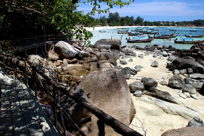 ☆Pattaya Beach View from  Boardwalk @ Koh Lipe Thai<br /><br />Pattaya BeachとSanom BeachをつなぐBoardwalkです。<br />見た目、かなりチャッチイっですがこれでも一昨年だったか<br />床板を新しく張り替えたんですよ(^^;)。<br />Sanom Beach ResortやDaya Seaview Bangaloesは裏山からも<br />アクセスできますが、かなり遠回りなので<br />このBoardwalkが顧客の生命線です。