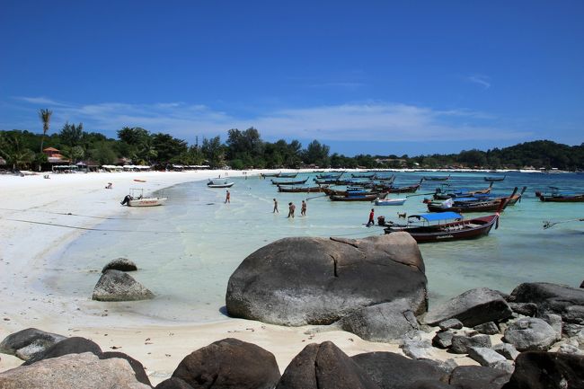 ☆Pattaya Beach View from  Boardwalk @ Koh Lipe Thai<br /><br />パタヤビーチ＆湾の西のどん詰まりです。<br />リペ島の乾季は北東からの波風が吹きますが<br />パタヤビーチはタイ海軍施設のある半島が北東からの波風を遮ってくれるので<br />パタヤビーチも湾も穏やかすが<br />ここ西のどん詰まりは波こそ穏やかですが<br />潮流もどん詰まりなのでこの辺りが潮留りになり<br />湾の中で一番透明度が悪くなり見た目も海水が濁って見えやすいです。