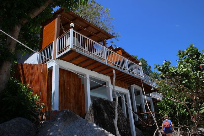 ☆Chareena Hill Beach Resort , Pattaya Beach @ Koh Lipe Thai<br /><br />前の旅行記Part３－②で軽く紹介したChareena Hill Beach Resortの<br />海側からの構図です。<br />２年前まではPattaya 2 Resortと言う素朴系リゾートでしたが<br />昨年改装、一部新築し今季名前を変えてオープンしました。<br />経営が以前と同じかは分かりませんが<br />だいぶグレードUPしたのは間違いありません。<br /><br />※Chareena Hill Beach Resort<br />http://chareenahillbeachresort.com/en/