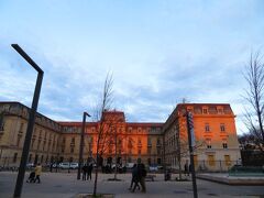 アヴィニョン（Avignon）
Place de la Cité Administrative
連邦政府庁舎　
夕日が当たっている