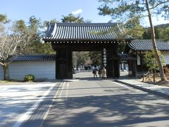 　「南禅寺 順正」での昼食を終えるると散歩がてら南禅寺に向いました。写真の門は勅使門の南にある中門です。通常、勅使門は閉まっているので南禅寺への出入りは中門からとなります。