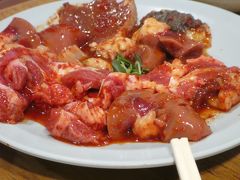 さて、夕食です。
大阪グルメに詳しい人に聞いたとのことで、焼肉となりました。
ホルモン系が特にうまい！