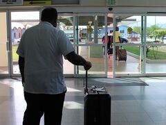 イミグレは比較的簡単です。
カーニバルで多くの旅行者がくるだろうし1泊の人にも慣れているんだね。
バゲージレーンに行くまでにお店が並ぶので外に出てしまったのかと・・・
お店は免税店でした。

今回は何処もほぼタクシー移動だったけどトリニダートトバコは白タク等タクシーの種類があるみたいだし配車デスクがあるといいけど流しのタクシーは危険かもと思うのでホテルに依頼しました。