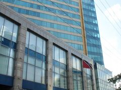 国会議事堂の後ろにHyatt Regency Trinidad があります。