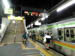 早朝５時すぎの川越駅！
６時に布団から出るのだって 億劫なのに・・
でも、この電車に乗らないとダメなんです！

コンビニのおにぎりとパンが 朝ご飯です。
この先、買い物できるチャンスは１４時近くまで ありません。

５:１６川越→(川越線・八高線)→６:２４八王子