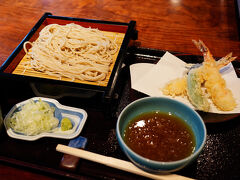 雨は本降りとなり、風も強く、ほとんど土砂降りだ。
ここで、お昼を食べようと思ったのだが、この雨では探し歩くこともできない。
駅で訊けば、西側に行けば蕎麦屋があるというのでそこに決めた。
その店は、思ったよりも大きく、かなりお洒落な店だった。
天ざるを頼んだのだが、思いがけず美味しかった。