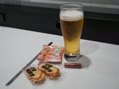 仙台空港に移動して、
オフ会でいただいたお土産をあてにビールタイム。

オフ会のあとは、これに限りますな。