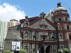 灰色と赤黒い石積の大きな教会がありました。ビノンド教会（Binondo Church)ですが、正式名はマイナー・バジリカ・オブ・セント・ロレンゾ・ルイズ（Minor Basilica of St. Lorenzo Ruiz)です。ビノンドとは中華の意味ですので、中華街の教会が通称として使われています。
マニラの中華街は世界で最も古くに造られた中国人街だそうです。