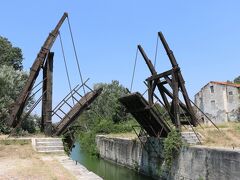 最初に立ち寄ったのは町の中心から南へ3キロほどの所にある
「ヴァン・ゴッホ橋」"Pont Van Gogh de Langlois"