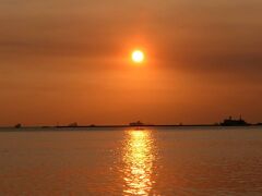 ラジャ・スレイマン公園前の海岸はプロムナード（Manila Baywalk)で、マニラ湾に沈む夕日が眺められる観光スポットです。教会見学を終え、プロムナードから真っ赤に燃える夕日を眺めることができました。

マニラは、スペイン、英国、米国、日本など海外勢が海を越えてマニラ湾を経由して進出し、宗教、文化、芸術などで大きな影響を与えています。教会には特にスペインの影響がしっかり残っていました。マニラの教会は、地元の人々の庶民生活レベルとはかけ離れた豪華さでした。宗教に対するスペインの多大な影響とともに、庶民生活環境との大きな格差も印象に残りました。