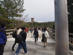 宇治橋
別名御裳濯橋

日本１００名橋の一つなので時間をかけて渡ります。

京都にも宇治橋がありますが、宇治＝内ということのようです。