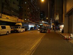 ２３時頃ホテルに着きました
右側にバス停がありまだバスが走っています
この先に７イレブンがあるのでビールを買いに（笑）