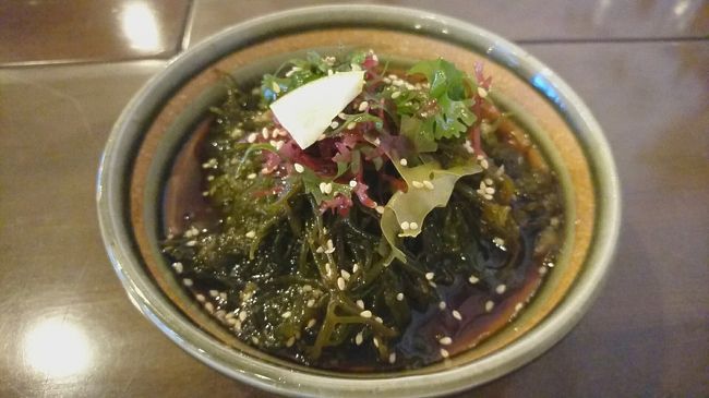 シュノーケルを楽しんで、部屋でシャワー浴びたあとは、ホテルのレストランで夜ご飯を食べました。１人だからあまりたくさんは食べれません。<br />もずく酢と…