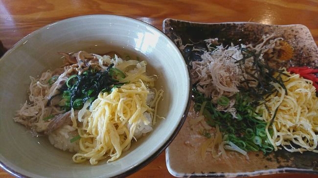 お土産を購入したあとは、またバスに乗って鶏飯で人気のある、鶏飯ひさくらさんへ行きました。ここの鶏飯も美味しかったです。お店の前にバスが停まるので、助かります。暑いし、お土産重たいし、お土産発送すれば良かった。