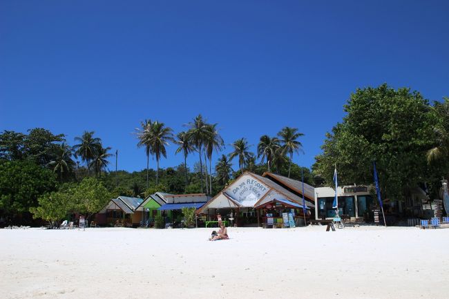 ☆Daya Resort , Pattaya Beach View @ Koh Lipe Thai<br /><br />Pattaya Beachのどん詰まりの丘にあるのがChareena Hill Beach Resortで<br />ビーチのどん詰まりはDaya Resortです。<br />Part３－２で紹介したDaya Seaview Bungalowの親ホテルです。<br />私の初リペから目まぐるしく変化しているリペ島にあって<br />９年前と変わらぬ外観です(^^;)。<br />このDaya Resortから客室の間を通り抜けると<br />小さなChawlayの集落がありさらに進むとTemple Street に出られます。<br />