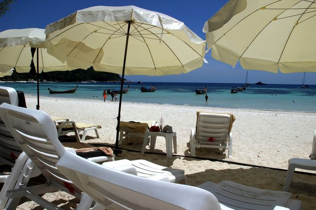 ☆Sita Beach Resort , Pattaya Beach @ Koh Lipe Thai<br /><br />Zodiac Beach Resort の東隣りはSita Beach Resort 。<br />リペ島における高級リゾートのさきがけです。<br />でも初期に建てられた部屋は年季が入り<br />その後、他に次々高級リゾート(リペ島で)ができたので<br />かつて程のステーサスさはないかも(^_^;)。<br /><br />http://www.sitabeachresort.com/