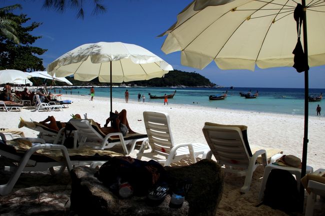 ☆Sita Beach Resort , Pattaya Beach @ Koh Lipe Thai<br /><br />Sita Beach Resortの敷地は奥に細長いウナギの寝床型。<br />つまりビーチに面している部分は少しなので<br />ビーチパラソルやチェアーが所狭しと並んで窮屈そう。<br />高級リゾートならビーチの一人当たりの占有面積もゆとりが欲しいところです。