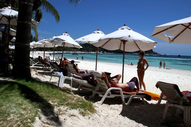 ☆Mali Resort , Pattaya Beach @ Koh Lipe Thai<br /><br />Mali Resortは２０１１年まではPink Resortと言う素朴なバンガローでした。<br />オーナーが同じなかどうかは分かりませんが一部のバンガローは<br />改装され現在もMali Resortで一番安いカテゴリーで利用されています。<br />それ以外は全て取り壊されたので昔のイメージは全くありません。<br />っていうか、Mali Resortの現在のコテージはなぜかBaliスタイル。<br />タイなのになぜ？？(^_^;)。<br /><br />https://www.maliresorts.com/