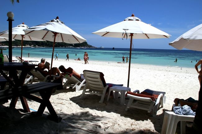 ☆Mali Resort , Pattaya Beach @ Koh Lipe Thai<br /><br />Mali Resort はビーチパラソルがずらっと並んでいますが<br />Sita Beach Resortほどの窮屈感はありません。<br />部屋数からするとほぼ全室に行き渡るかも。<br />