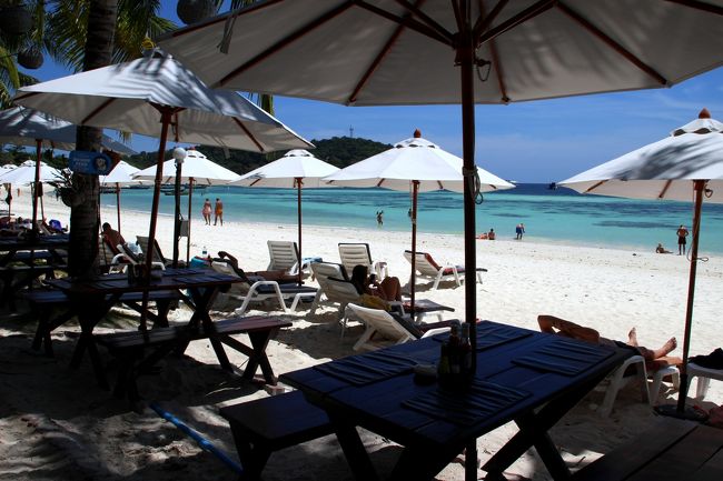 ☆Mali Resort , Pattaya Beach @ Koh Lipe Thai<br /><br />Pattaya Beachは南向きで日中は逆光になるので<br />直接的にビーチや海を撮ると露出オーバー気味になりますが<br />手前の日陰に露出を合わせると南国のビーチらしい<br />青と白のコントラストが表現できます。